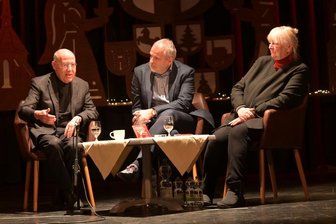 Gregor Gysi, Rico Gebhardt und Barbara Drechsel (v.li.) bei der Podiumsdiskussion am Freitagabend im Bürgergarten in Stollberg.