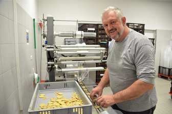 „Kekselbäckerei“ Lieberwirth aus Leubsdorf: Adventskalender enthält besondere Botschaft - Jörg Lieberwirth an der Verpackmaschine. Die Firma produziert in Leubsdorf täglich zwischen 6000 und 8000 Keksen.