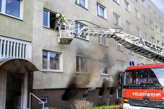Kellerbrand in Aue: 50 Mieter evakuiert - Brandursache vermutlich ein technischer Defekt oder Fahrlässigkeit - Eile war geboten, als die Männer der Feuerwehr eintrafen. Sowohl über das Treppenhaus als auch mit Hilfe der Drehleiter wurden die Bewohner des Hauses ins Freie gebracht. Parallel dazu starteten die Löscharbeiten. 