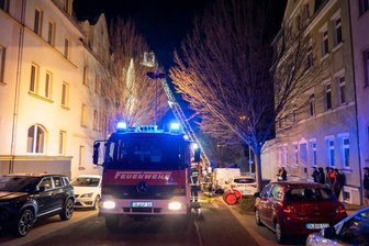 Kellerbrand in Döbeln: Mehr Betroffene als offiziell gemeldet - Auch die Drehleiter kam zum Einsatz beim Kellerbrand in Döbeln.
