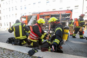 Kellerbrand in Plauener Stadtteil Haselbrunn: Polizei äußert sich zur Ursache - Zwei Trupps, insgesamt vier Feuerwehrleute, löschten den Brand am Dienstag an der Seumestraße.