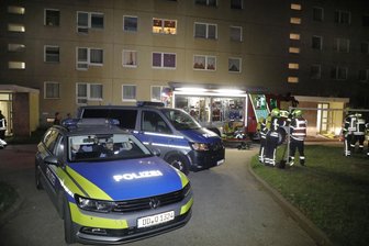 Kellerbrand in Wohnblock: Frau verletzt - Ein Kellerbrand in einem Wohnblock hat die Einsatzkräfte beschäftigt.