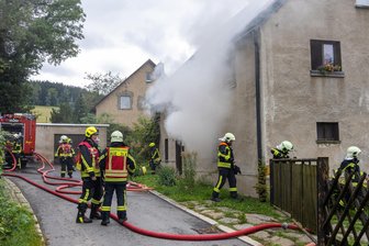 Kellerbrand in Wohnhaus im Erzgebirge: Senior verletzt - Die Einsatzkräfte löschten das Feuer. Im gesamten Haus kam es zu einer starken Rauchentwicklung.