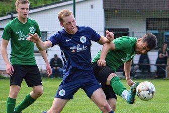 Kellerduell endet mit deutlichem Ergebnis - Erwartungsgemäß prägten viele Zweikämpfe das Kellerduell in der Erzgebirgsliga. So wie in dieser Szene zwischen Zschopautals Amer Naseri (r.) und Dave Hupke vom SV Mittweidatal. 