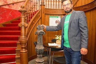 Kellerfund soll an Großbrand in Werdau erinnern - Jens Heinz, der Geschäftsführer des Kreisverbandes der Volkssolidarität, fand jetzt im Keller des Hauses ein Teil des verkohlten Treppengeländers, das demnächst in einer Vitrine im Foyer der Villa einen Platz finden könnte.