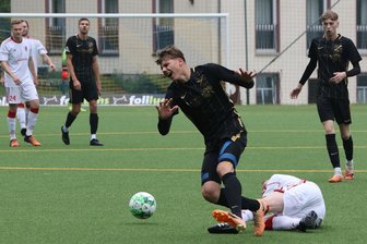 Kellergipfel in der Landesklasse geht an den SV Auerhammer - Hart im Nehmen: Albert Polusik vom SV Auerhammer kassiert in dieser Szene ein Foul. Gegen den TSV Flöha durfte seine Elf am Ende aber jubeln.