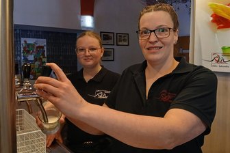 Kellner und Friseure verraten: So halten es die Erzgebirger mit dem Trinkgeld - Tanja Händel (rechts) vom Ratskeller Marienberg schätzt die Anzahl der Leute, die Trinkgeld geben, auf 60 Prozent.