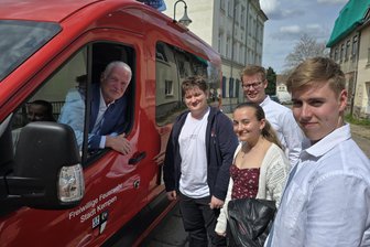 Kempener Bürgermeister fährt Gymnasiasten im Feuerwehrauto nach Werdau - Kempens Bürgermeister Christoph Dellmans chauffierte die Gymnasiasten nach Werdau.