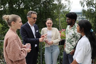 Kennenlerntag für Azubis: Internationales Interesse an Ausbildung im Erzgebirge - EKH-Geschäftsführer Thoralf Bode (2. v. l.) im Gespräch mit Azubis aus seinem Haus.