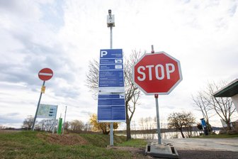 Kennzeichen-Scan statt Parkschein: Wo das Parken an der Talsperre Pöhl jetzt digital wird - An der Einfahrt des Parkplatzes für den FKK-Strand in Helmsgrün scannen jetzt Kameras die Kennzeichen der einfahrenden Autos.