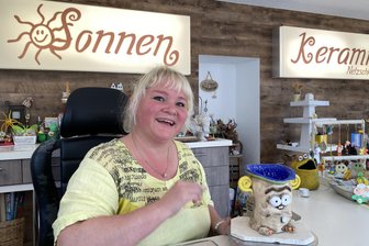 Keramik fürs Herz statt Büro: Wie eine Vogtländerin ihr wahres Ich gefunden hat und damit erfolgreich ist - Doreen Maynicke in ihrem Laden an der Netzschkauer Lessingstraße. Dort sieht man sie sogar manchmal nachts sitzen.