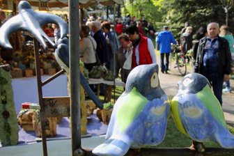 Keramik, Kultur und Kulinarik: Das erwartet Besucher zum Töpfermarkt in Crimmitschau - Wie vielfältig Töpferkunst sein kann, zeigen am ersten Mai-Wochenende mehr als 50 Handwerksbetriebe im Parkteichgelände im Crimmitschauer Ortsteil Gablenz.