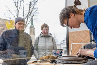 Keramikerin stellt ihr Handwerk in Falkensteiner Schaufenster vor - Eine ungewöhnliche Form der Präsentation ihrer Handwerkskunst hat Anngret Wolf gewählt: Sie töpfert im Schaufenster ihres Falkensteiner Geschäfts - zuletzt am vergangenen Wochenende bei den Tagen des Europäischen Kunsthandwerks. Wolfgang und Cornelia Kirschner aus Neudorf schauten dabei interessiert zu.
