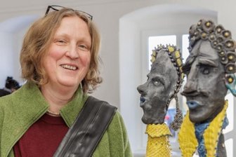 Keramikerin zeigt ihre Kunst - 