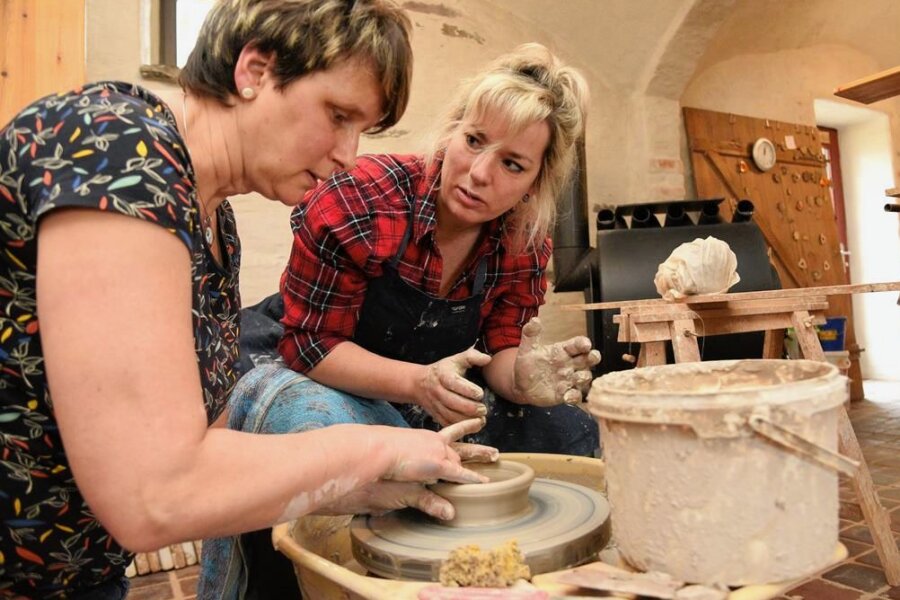 Keramikkünstlerin hat jede Menge zu tun: Mit Umzug nach Plauen steigt Nachfrage nach Getöpfertem - Dajana Schmeißer (rechts) nutzte die Gelegenheit, sich bei Claudia Kreisig in der Töpferei selbst auszuprobieren.
