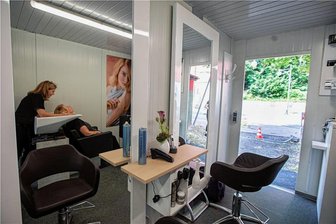 Kerstin Freund-Müller frisiert in Plauen derzeit im Camping-Style - Haarstudio am Theater - aber derzeit im Container: Friseurmeisterin Kerstin Freund-Müller mit Kundin.