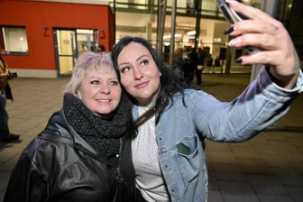 Kerstin Ott in Zwickau: Tickets gab’s zum Geburtstag - Ina Riedel (li.) und Tochter Anna Riedel haben das Konzert von Kerstin Ott live erlebt.