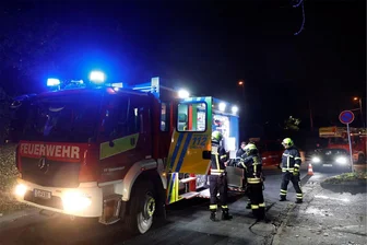 Kerzen auf Balkon verursachen Wohnungsbrand in Chemnitz - Im Chemnitzer Stadtteil Hutholz sorgten Kerzen auf einem Balkon für einen Einsatz der Feuerwehr.