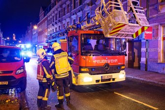 Kerzenschein löst Feuerwehreinsatz im Erzgebirge aus - Einen Feuerwehreinsatz wegen eines vermeintlichen Wohnungsbrandes gab es am Mittwochabend in Aue.