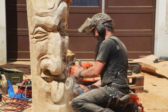Kettensäge-Künstler küren 2023 in Gelenau deutsche Meister - Ein besonderes Kunstwerk wird hier von Kettensäge-Künstler Martin Reichmann aus dem thüringischen Krölpa geschaffen, der schon mehrfach in Gelenau zu Gast war. 