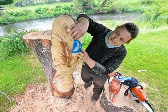 Kettensägen-Künstlerin verarbeitet Trauer im Chemnitztal - Künstlerin Stefanie Dittmann arbeitet erstmals mit der Kettensäge. Anschließend wird mittels Schablone ein Eisvogel auf den Kastanienstamm gebrannt.