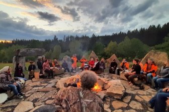 Kettensägen-WM in Blockhausen: Wie Schamanen und Druiden entstehen - Mit einer Eröffnungszeremonie im neuen Steinkreis von Blockhausen wurden am Dienstagabend die Teilnehmer der diesjährigen Weltmeisterschaft im Kettensägenschnitzen begrüßt. 