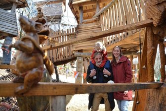 Kettensägenkunst und Neues für Kinder: Was der „Sauensäger“ von Blockhausen dieses Jahr vorhat - Lyn und Tino Drechsler aus Flöha testeten mit ihrem Sohn Ken die neue Kugelbahn in Blockhausen. Der Vierjährige wollte dann gleich weiter und den Rest des Spielplatzes erkunden.