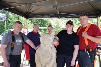 Kettensägenkunst: Warum sich eine Familie aus Brandenburg jedes Jahr im Erzgebirge verausgabt - Wenn die ganze Familie fachsimpelt: Vater Gerhard und Mutter Dajana mit den Töchtern Lina und Emely und Schwiegersohn Eric (v. l.).