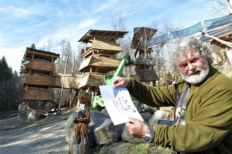 Kettensägenkunst zu Ostern: Der „Sauensäger“ von Blockhausen hat ein neues Angebot für Familien - Andreas Martin zeigt die Pläne für eine neue Rutsche am Spielplatz. Sie soll Pfingsten in Betrieb gehen.