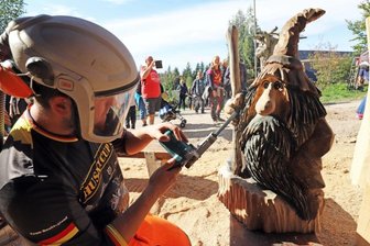 Kettensägenschnitzer schaffen Meister- und Märchenhaftes - 