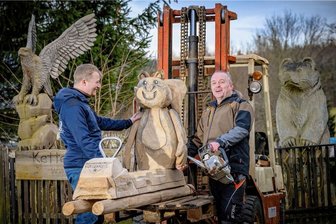 Kettensäger aus Voigtsdorf schnitzt Fotomotiv für höchsten Berg in Hessen - Phillip Maethner und Markus Baumgart bereiten die Holzskulptur für den Transport vor. 