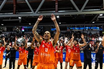 „Kevin hat uns das Spiel gewonnen“: Die Stimmen zum dramatischen Sieg der Niners Chemnitz gegen die Bamberg Baskets - Bester Mann beim Heim-Comeback: Kevin Yebo (vorn) machte gegen Bamberg 26 Punkte und wurde von den Fans gefeiert.