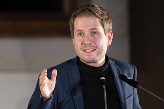 Kevin Kühnert: Er wollte sich nicht „die Fresse polieren“ lassen - Kevin Kühnert spricht erstmals konkreter über seine Rückzugsgründe.