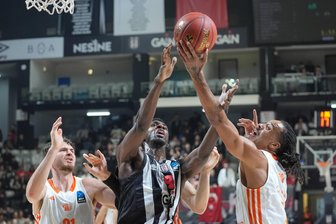 Kevin Yebo nach der bitteren Niederlage der Niners Chemnitz bei Besiktas Istanbul: „Das ist eine Reise, auf der wir viel mitnehmen“ - Kevin Yebo (rechts) war im Spiel der Niners bei Besiktas Istanbul der beste Werfer der Chemnitzer.