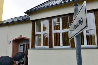 Kfz-Behörde: Kritik an Wartezeit kommt im Kreistag Mittelsachsen an - Auch an der Kfz-Zulassungsstelle im Landratsamt in Mittweida standen in dieser Woche wartende Besucher im Regen. Dabei ist die Servicestelle der Fahrerlaubnisbehörde hier geschlossen. In der Hauptstelle Döbeln sorgen lange Wartezeiten für Unmut bei den Mittelsachsen