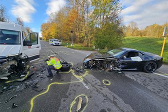 Kfz-Haftpflicht 25 Prozent teurer als vor einem Jahr - Schwer beschädigter Ferrari nach Unfall: Steigende Reparaturkosten machen den Kfz-Versicherern zu schaffen.