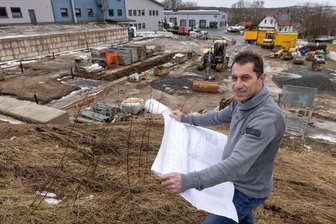 Kfz-Werkstatt im Erzgebirge verwirklicht Millionenprojekt – inklusive Kindergarage - Darauf hat Michael Meyer lange hingearbeitet. Direkt neben seiner Firma entsteht eine neue Halle, in die auch eine Kindergarage integriert werden soll.