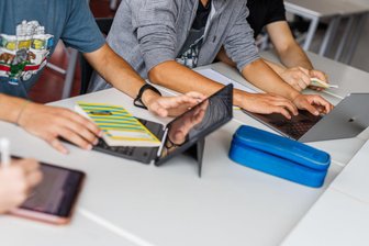 KI an Mittelsachsens Schulen: Mehr als Spielerei? - Schüler eines Gymnasiums sitzen vor einem Laptop und benutzen ein KI-Tool.