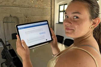 KI im Klassenzimmer: Wie das Regenbogen-Gymnasium Augustusburg den Unterricht neu denkt - Aidan Pausch nutzt die Künstliche Intelligenz, um weitere Informationen für den Unterricht zu erhalten.