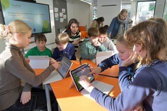 KI in der Schule: Chance oder Teufelszeug? - „Hausaufgaben kannst du künftig weglassen“ - Im digitalen mobilen Klassenzimmer an der FGS Maria Montessori in Freiberg: Lucia (l.) und ihre Klassenkameraden aus Klassenstufe 5 programmieren Bilder am I-Pad.