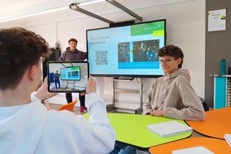 KI-Klassenzimmer macht Station im Erzgebirge: Wenn Schüler an der eigenen Zukunft forschen - KI-Berufsorientierung: Finlay Fischer (l.) und Carl Walther (r.) mit Dozent Thomas Tillmann.