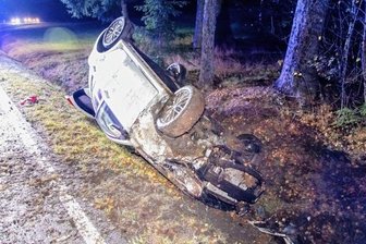 Kia bleibt auf dem Dach liegen - Der Fahrer des Kia wurde schwer, zwei Mitfahrerinnen leicht verletzt.
