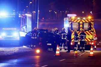 Kia fährt in Chemnitz gegen Betonpfeiler - Die Stollberger Straße musste für die Zeit der Rettungsarbeiten stadtauswärts voll gesperrt werden.