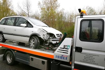Kia fällt Lichtmast - 