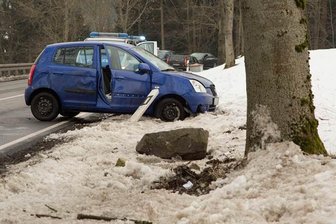 Kia kollidiert mit Begrenzungsstein -