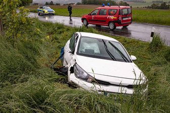 Kia prallt bei Weischlitz gegen einen Baum: zwei Schwerletzte - Zwei Schwerverletzte und ein abschleppreifes Fahrzeug: Das ist die Bilanz eines Unfalls am Samstag nahe Rodersdorf.