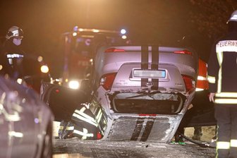 Kia überschlägt sich auf spiegelglatter Fahrbahn - 
