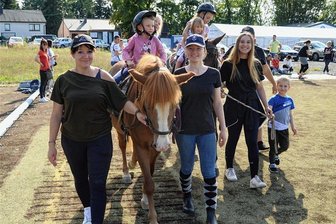 Kicker aus Dorfstadt überzeugen beim Dorffest als Gastgeber - Beim Fest in Dorfstadt drehte der neu gegründete Pferdesportverein des Ortes mit Kindern auf dem Sportplatz seine Runden. Im Bild sind vorn, von links, Anja Brunner sowie die beiden Pferdeführerinnen Melina und Julie zu sehen.
