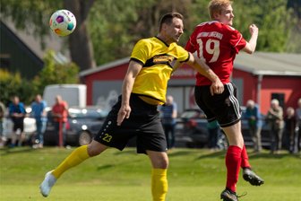 Kicker des SV Fortuna Langenau und des TSV Flöha daheim auf verlorenem Posten - Schwache Vorstellung: Die Langenauer um Anton Gehmlich (r.), hier im Kopfballduell mit dem Kesselsdorfer Kai Mittag, hatten ihrer treuen Anhängerschaft am Sonntag wenig zu bieten.