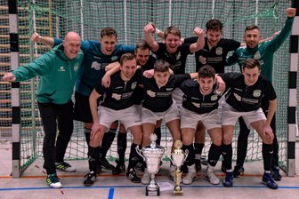 Kicker des SV Lichtenberg gewinnen Titel unterm Hallendach - So sehen Sieger aus: Die Mannschaft des SV Lichtenberg gewann vier von fünf Turnierpartien und spielte einmal Unentschieden gegen den Zuger SV. Joey Hegewald (vordere Reihe: 2. v. l. ) wurde zudem als einer von drei Spielern in die Turnierauswahl berufen.